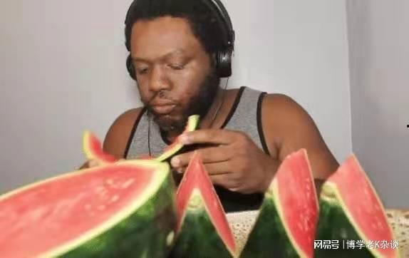 对着美国黑人吃瓜