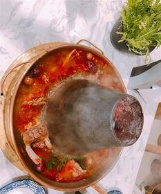 大连兴工街吃瓜,夏日吃瓜盛地，品味街头风情