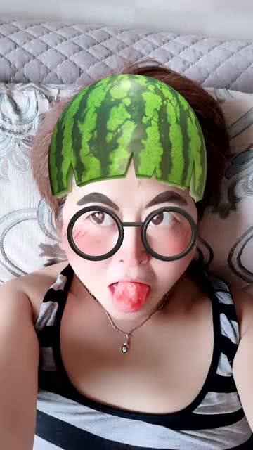 吃瓜眼睛掉了,吃瓜群众不慎眼球脱落，现场直击