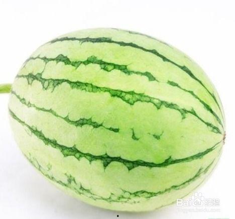 户外唱歌吃瓜,甜蜜瓜果相伴时光