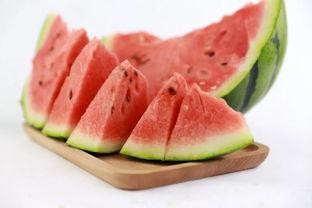 夏天吃瓜照片人,一张照片里的清凉时光