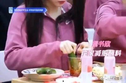 舞台女团跳舞吃瓜,吃瓜群众围观花絮趣事