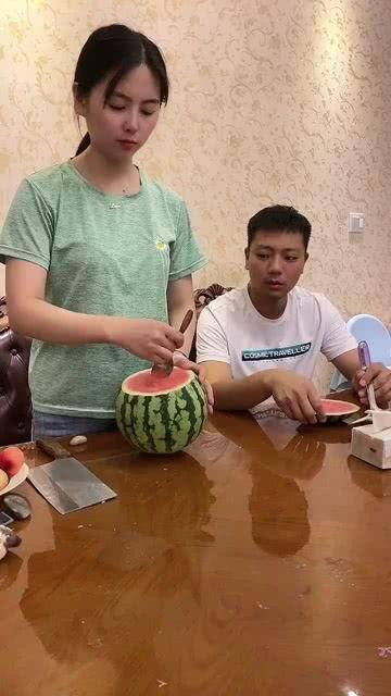 夫妻搞笑吃瓜,笑料连连揭秘家庭欢乐时光