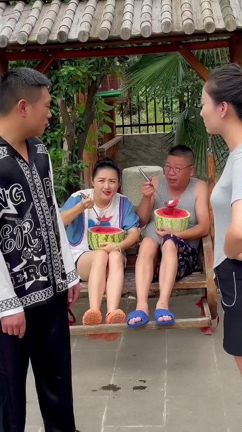夫妻搞笑吃瓜,笑料连连揭秘家庭欢乐时光