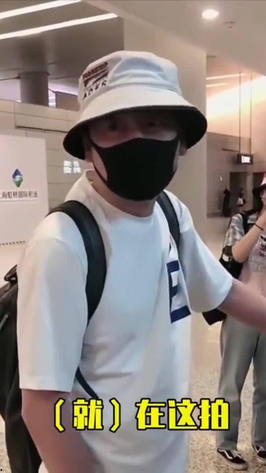 吃瓜少女机场视频,吃瓜少女视频引发网友热议