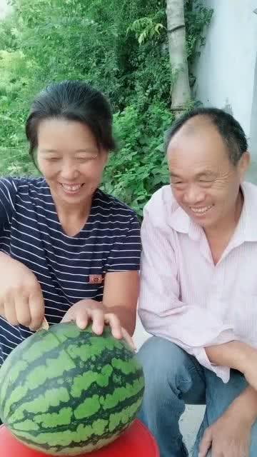 夫妻搞笑吃瓜,笑料连连揭秘家庭欢乐时光