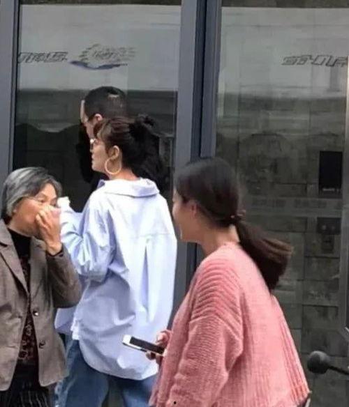 跟朋友吃瓜视频,朋友间的欢乐互动瞬间