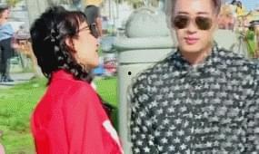 跟朋友吃瓜视频,朋友间的欢乐互动瞬间