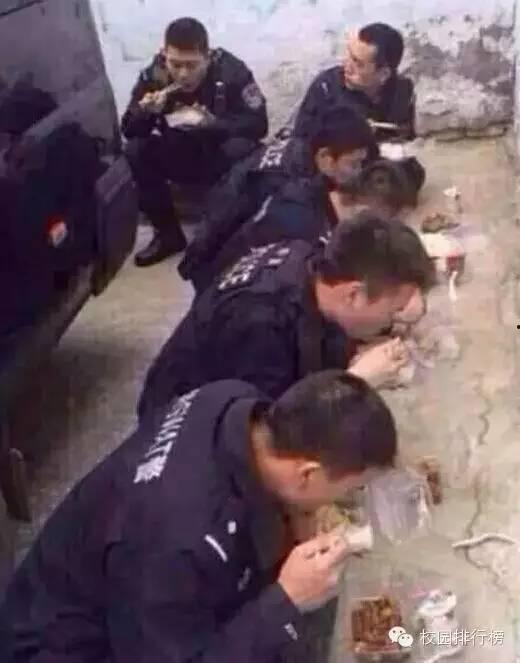 吃瓜了居民堵警察,一场引发社会关注的街头冲突