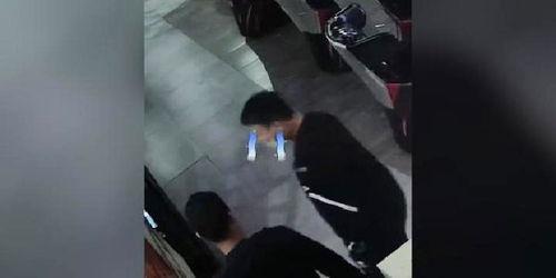 外国吃瓜群众被刀劈视频,“惊悚瞬间！外国吃瓜群众目睹刀劈惊魂事件！”