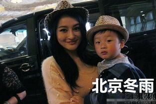 邹市明儿子吃瓜视频,萌态可掬引网友热议