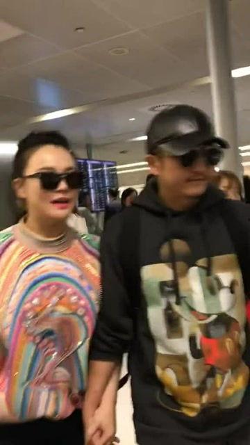 邹市明儿子吃瓜视频,萌态可掬引网友热议