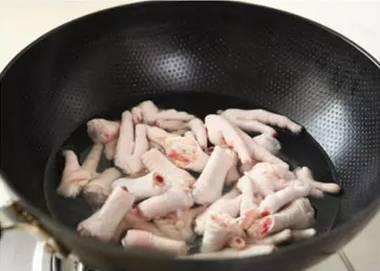 小瓜妞吃咕咕鸡爪视频,萌态十足引网友热议