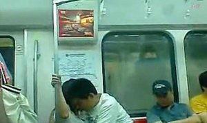 大连地铁吃瓜事件视频曝光,视频曝光引发网友热议