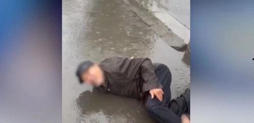 男子吃瓜看人摔倒视频,冷漠还是围观？