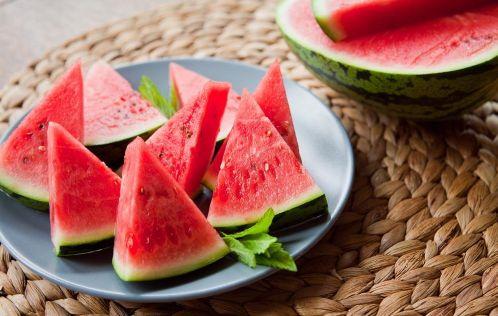 吃瓜群众搬来了小板凳视频,吃瓜群众的热闹现场